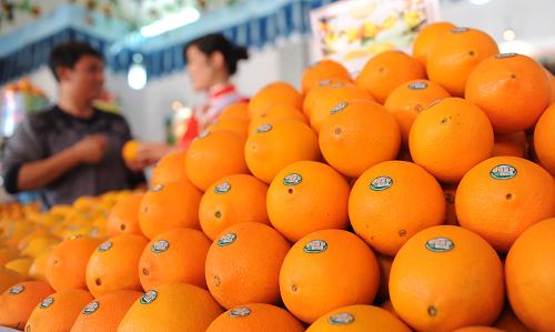 11月29日,在第三屆中國(guó)贛州國(guó)際臍橙節(jié)展銷會(huì)上,兩名工作人員在交談。新華社記者 周科 攝