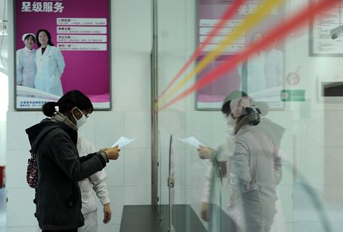 這是云南省最大的防治艾滋病醫(yī)院——云南省艾滋病關(guān)愛中心。目前收治病人90多位,還接受2000余位病人門診治療(11月29日攝)。2011年,云南省啟動(dòng)為期五年的第三輪防艾人民戰(zhàn)爭,其中提到“實(shí)現(xiàn)四個(gè)創(chuàng)新”即創(chuàng)新宣傳教育模式;創(chuàng)新醫(yī)防合作模式,為擴(kuò)大檢測和治療打牢基礎(chǔ);創(chuàng)新安全套推廣模式,建立社會(huì)營銷、免費(fèi)供給和高危行為干預(yù)并行推進(jìn)的預(yù)防艾滋病經(jīng)性傳播干預(yù)工作機(jī)制;創(chuàng)新關(guān)懷救助模式,為目標(biāo)人群提供方便快捷服務(wù)。根據(jù)有關(guān)部門估計(jì),在2008年到2010年這三年間的第二輪防艾人民戰(zhàn)爭中,云南省共減少艾滋病新發(fā)感染8900人,因得到免費(fèi)艾滋病抗病毒治療減少了4382名艾滋病感染者和病人死亡。新華社記者 秦晴 攝