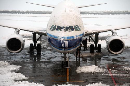 11月29日,太原武宿國際機場的工作人員在清理積雪。當日13時24分,太原武宿國際機場因大雪天氣暫時關停,共117架次航班取消或備降至附近機場。多數(shù)滯留旅客已妥善安置在太原市區(qū),目前機場正在全力清掃積雪,預計30日6時可恢復運行。新華社記者 范敏達 攝