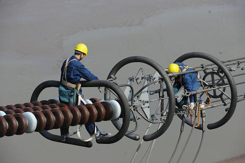 12月3日,在安徽池州,安徽省的電力員工對(duì)向家壩—上海±800千伏高壓直流輸電線路安徽段的線路進(jìn)行檢修。 從12月1日起,國家電網(wǎng)公司組織員工對(duì)世界上電壓等級(jí)最高、輸送容量最大的直流輸電工程——向家壩—上海±800千伏高壓直流輸電線路進(jìn)行冬季安全檢修,以提高該線路抗擊惡劣天氣的能力和確保春節(jié)期間供電,預(yù)計(jì)檢修工作將于12月7日結(jié)束。向家壩-上海±800千伏特高壓直流輸電線路(又稱“復(fù)奉線”)承擔(dān)著金沙江下游大型水電基地的送出任務(wù),起于四川宜賓復(fù)龍換流站,止于上海奉賢換流站,途經(jīng)四川、重慶、安徽、浙江、上海等8省市,線路全長1907公里。新華社發(fā)(宋衛(wèi)星 攝)