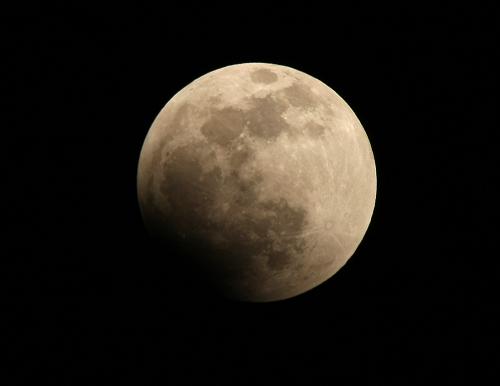 這是2011年12月10日晚20點(diǎn)48分在江蘇南通拍攝的月食初虧。當(dāng)日,我國(guó)上演10年來(lái)觀測(cè)條件最好月全食。新華社發(fā)(丁曉春 攝)