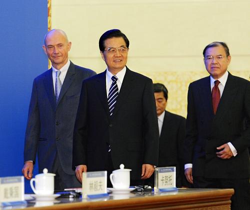 這是胡錦濤與世貿(mào)組織總干事拉米、聯(lián)合國貿(mào)發(fā)會議秘書長素帕猜等步入會場。新華社記者 饒愛民 攝