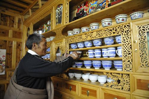 四川阿壩藏族羌族自治州阿壩縣麥爾瑪鄉(xiāng)蘭措瑪村村民求科在定居房里(12月8日攝)。新華社記者 黨文伯 攝