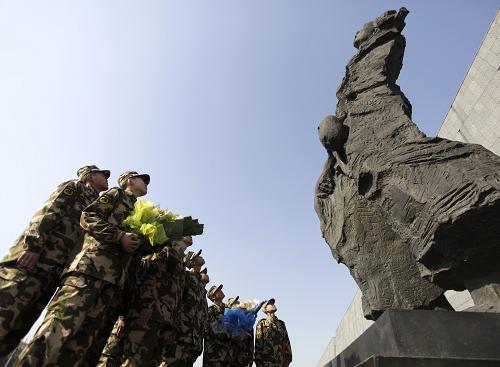 12月12日,江蘇邊防總隊(duì)的新兵在南京大屠殺遇難同胞紀(jì)念館內(nèi)悼念遇難同胞。 在12月13日南京大屠殺同胞遇難74周年紀(jì)念日來(lái)臨之際,江蘇邊防總隊(duì)今年剛?cè)胛榈男卤哌M(jìn)侵華日軍南京大屠殺遇難同胞紀(jì)念館,舉行祭奠活動(dòng),悼念遇難同胞。 新華社發(fā)(章善玉 攝)