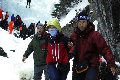 12月12日,獲救的被困人員(中)在救援人員的攙扶下準備下山。 當日中午,在新疆消防總隊特勤大隊二中隊消防官兵與當?shù)?#8220;山友”救援隊隊員的共同努力下,被困烏魯木齊南山廟爾溝雪山中的11名游客全部獲救,沒有人員受傷。 12月12日6時,新疆消防總隊接到救援電話,5名男性、6名女性共11名游人被困在距烏魯木齊80公里的南山廟爾溝景區(qū)。消防人員立即趕赴現(xiàn)場施救,最終將被困一夜的游客解救下山。 新華社記者 江文耀 攝