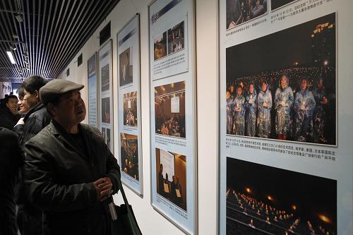 12月12日,觀眾在侵華日軍南京大屠殺遇難同胞紀念館參觀“銘記12·13”展覽。 當日起,為紀念12月13日南京大屠殺74周年紀念日,南京市將舉行《侵華日軍南京大屠殺日本新聞報刊影印集》新書首發(fā)式、“銘記12·13”展覽、1213米長帶——銘記歷史與祈禱和平萬人簽名等多項活動,悼念30萬南京大屠殺遇難同胞。 新華社發(fā)