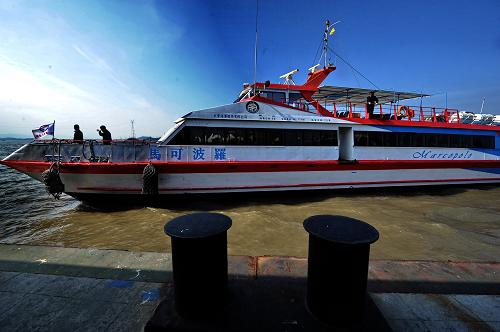 12月13日,滿載旅客的“馬可波羅”號客輪駛離廈門廈金客運碼頭。 2001年1月2日,臺灣地區(qū)“臺馬輪”運載500多名香客從馬祖首航福州馬尾;同日,“太武號”“浯江號”客輪運載金門180人從金門直航廈門,“小三通”正式啟動,拉開了兩岸直接往來序幕。 如今,廈金航線廈門靠泊碼頭已經(jīng)由原來的1個發(fā)展到2個碼頭,廈金航線出入境航班也發(fā)展到現(xiàn)在每天36個固定航班。廈金航線憑借其“航程短、航班多、費用低、服務(wù)好,中轉(zhuǎn)方便”等諸多優(yōu)勢日益成為臺胞往返兩岸的首選“黃金通道” 。廈門同益邊檢站提供的數(shù)據(jù)顯示,2011年1至11月,廈金航線往返旅客人數(shù)達127萬人次,廈金航線自2001年開通以來往返旅客累計超過700萬人次。 新華社記者張國俊攝