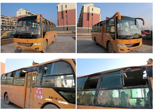 12月13日拍攝的事故校車(拼版照片)。 當(dāng)日,江蘇豐縣警方表示,12日發(fā)生在豐縣首羨鎮(zhèn)的小學(xué)生校車側(cè)翻事故中,當(dāng)事車輛此前曾因未備案被要求停運(yùn),且當(dāng)事司機(jī)準(zhǔn)駕車型不符。警方初步認(rèn)定,司機(jī)對此次事件負(fù)全責(zé)。 12日下午,豐縣首羨鎮(zhèn)一輛校車行至張后屯村附近時(shí),因躲避一輛人力三輪車發(fā)生側(cè)翻,滑入路邊水溝。截至13日中午,事故已造成15名學(xué)生死亡,尚有8名傷者正在接受治療。目前,當(dāng)事司機(jī)已被當(dāng)?shù)鼐骄辛簟?新華社發(fā)