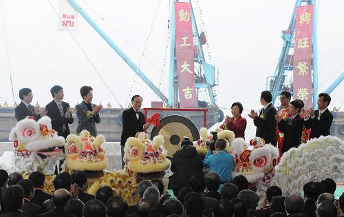 12月14日,香港特區(qū)行政長(zhǎng)官曾蔭權(quán)(左四)等嘉賓在港珠澳大橋香港口岸開(kāi)工儀式上。 當(dāng)日,港珠澳大橋香港口岸開(kāi)工儀式在香港國(guó)際機(jī)場(chǎng)東側(cè)舉行。香港口岸是港珠澳大橋香港部分的三個(gè)主要工程之一,也是最重要、投資最多的工程,預(yù)算總投資額為304.34億港元,預(yù)計(jì)2016年建成。 新華社記者黃本強(qiáng)攝