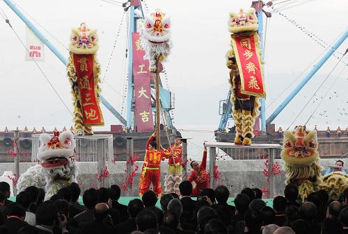 12月14日,演員在港珠澳大橋香港口岸開(kāi)工儀式上表演舞獅。新華社記者黃本強(qiáng)攝