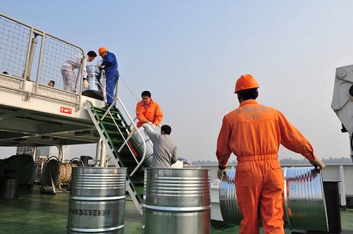 12月14日,“中國(guó)海監(jiān)50”號(hào)船員和機(jī)組人員為直升機(jī)備航。 當(dāng)日,執(zhí)行首航任務(wù)的“中國(guó)海監(jiān)50”號(hào)抵達(dá)舟山。“中國(guó)海監(jiān)50”號(hào)是一艘集巡航執(zhí)法與海洋調(diào)查為一體的3000噸級(jí)海監(jiān)船,是中國(guó)目前綜合能力最強(qiáng)、設(shè)備設(shè)施最先進(jìn)、多功能大型中遠(yuǎn)程海洋監(jiān)察船,船上可搭載Z9直升機(jī),形成??栈?dòng)的遠(yuǎn)程巡航執(zhí)法和快速反應(yīng)能力。 新華社記者 張建松 攝
