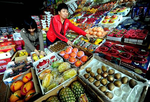 12月13日,營(yíng)銷(xiāo)人員在廈門(mén)市中埔臺(tái)灣水果銷(xiāo)售集散中心整理貨架。 2011年以來(lái),廈門(mén)進(jìn)口臺(tái)灣水果仍保持強(qiáng)勁的增長(zhǎng)勢(shì)頭,據(jù)廈門(mén)海關(guān)統(tǒng)計(jì),前11個(gè)月,廈門(mén)口岸進(jìn)口臺(tái)灣水果6259.5萬(wàn)噸,同比增長(zhǎng)11.5%,占到大陸進(jìn)口總量的47.7%。 從2005年8月1日起,大陸正式對(duì)原產(chǎn)臺(tái)灣地區(qū)的菠蘿、番荔枝、木瓜、楊桃、芒果、番石榴、蓮霧、檳榔、柚、棗、椰子、枇杷、梅、桃、柿子15種水果實(shí)施進(jìn)口零關(guān)稅措施。根據(jù)兩岸經(jīng)濟(jì)合作框架協(xié)議(ECFA)“早收”計(jì)劃,從2011年1月1日開(kāi)始,香蕉、橙、檸檬、哈密瓜、火龍果等5種臺(tái)灣水果進(jìn)入大陸市場(chǎng)享受5%到10%不等的降稅優(yōu)惠,到2012年將實(shí)現(xiàn)零關(guān)稅。 為讓臺(tái)灣水果順利進(jìn)入大陸市場(chǎng),廈門(mén)海關(guān)采取提前報(bào)關(guān)、優(yōu)先接單、專(zhuān)人核單、24小時(shí)通關(guān)等措施,實(shí)現(xiàn)臺(tái)灣水果當(dāng)天到港當(dāng)天驗(yàn)放,及時(shí)進(jìn)入大陸市場(chǎng)銷(xiāo)售。 新華社記者 張國(guó)俊 攝
