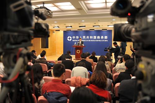12月15日,商務(wù)部新聞發(fā)言人沈丹陽(yáng)主持12月商務(wù)部例行發(fā)布會(huì)。 當(dāng)日,商務(wù)部舉行例行新聞發(fā)布會(huì),通報(bào)1-11月我國(guó)商務(wù)工作運(yùn)行情況。商務(wù)部新聞發(fā)言人沈丹陽(yáng)在發(fā)布會(huì)上表示,1-11月,我國(guó)進(jìn)出口33096.2億美元,同比增長(zhǎng)23.6%;其中出口17240.1億美元,增長(zhǎng)21.1%;進(jìn)口15856.1億美元,增長(zhǎng)26.4%;順差1384億美元,下降18.2%。 新華社發(fā)(劉長(zhǎng)龍 攝)