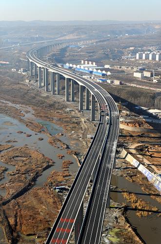 航拍的神府高速公路神木窟野河特大橋(11月19日攝)。該大橋為全線重點控制性工程、全國建設(shè)規(guī)模最大的連續(xù)剛構(gòu)橋,全長3446米,最大跨徑165米,最大墩高76.5米。新華社記者 陶明 攝