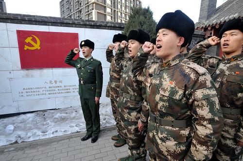12月16日,遼寧邊防總隊(duì)教導(dǎo)大隊(duì)新兵黨員在宣誓廣場上重溫入黨誓詞。 當(dāng)日,遼寧邊防總隊(duì)教導(dǎo)大隊(duì)組織新兵到中共滿洲省委舊址紀(jì)念館參觀,接受愛國主義和革命傳統(tǒng)教育。新兵們通過觀看實(shí)物圖片、回顧黨的歷史、追尋革命先輩足跡,激發(fā)樹立扎根邊防、報(bào)效祖國的理想信念。 新華社發(fā)(王朝輝 攝)