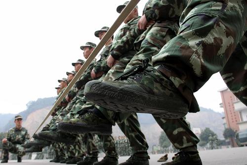 12月15日,武警浙江總隊(duì)直屬支隊(duì)組織新戰(zhàn)士開展隊(duì)列訓(xùn)練。新華社發(fā)(郭廣杰 攝)