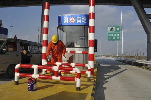 12月16日,在即將通車的崇啟大橋收費(fèi)處,工人在做通車前的準(zhǔn)備工作。新華社發(fā)(鄭憲章 攝)