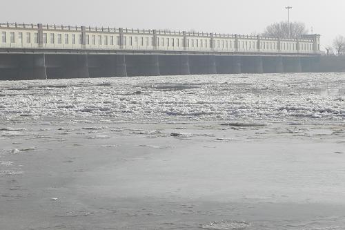 這是12月20拍攝的黃河內(nèi)蒙古段封河界面以上的三盛公水利樞紐流凌情況。截至12月20日15時,黃河內(nèi)蒙古段累計封河長度超過530公里,封河下界位于萬家寨水利樞紐壩址,封河上界位于巴彥淖爾市磴口河段提防樁號17公里處,封河界面以上的流凌密度為50%~80%。從12月21日開始,內(nèi)蒙古將迎來大風(fēng)降溫天氣,冷空氣過后黃河內(nèi)蒙古巴彥淖爾市段將實現(xiàn)全境封河,黃河內(nèi)蒙古段最上游的烏海市段即將入境封河。新華社記者 李云平 攝
