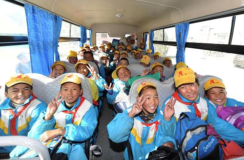 12月22日,西藏堆龍德慶縣乃瓊鎮(zhèn)中心小學(xué)的六年級(jí)學(xué)生們乘校車回家。新華社記者 文濤 攝