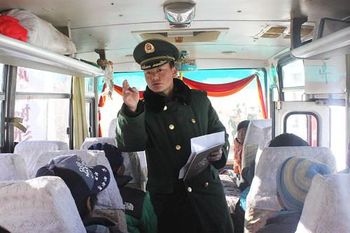 12月21日,檢查站警官索朗旺堆上車核查人數(shù)。12月21日至23日,西藏公安邊防總隊(duì)日喀則支隊(duì)定日大隊(duì)官兵組成“護(hù)航”小組,分批護(hù)送定日縣中學(xué)假期返家“校車”,為學(xué)生保駕護(hù)航。西藏自治區(qū)定日縣中學(xué)位于西南邊陲珠穆朗瑪峰腳下,是一所寄宿制學(xué)校。學(xué)校3000余名學(xué)生中超過1600名學(xué)生來自邊境地區(qū)。每年寒暑假,校方租用縣公交公司客車載送學(xué)生返家。由于車輛緊張,“校車”曾出現(xiàn)超載現(xiàn)象,存在一定安全穩(wěn)患。定日公安邊防大隊(duì)主動(dòng)與縣教育、交通等有關(guān)部門溝通,組成“護(hù)航”小組,檢查車況,了解行駛線路,核查準(zhǔn)載人數(shù),聯(lián)同校方與駕駛員簽訂《安全駕駛承諾書》,并派遣警車護(hù)送“校車”行至邊境管理區(qū)。大隊(duì)還在今年與縣中學(xué)結(jié)成共建單位,共同發(fā)起“衛(wèi)護(hù)天使”行動(dòng),全面加強(qiáng)對(duì)學(xué)校安全隱患排查及學(xué)校周邊社會(huì)環(huán)境的整治清理,并每周定期組織學(xué)生進(jìn)行法制和安全教育,為學(xué)生的健康成長保駕護(hù)航。新華社發(fā)(韓天斌 攝)