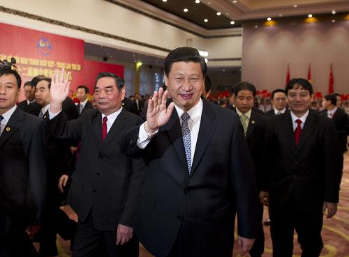 12月22日,正在越南訪問的中共中央政治局常委、國家副主席習(xí)近平和越共中央書記處常務(wù)書記黎鴻英在河內(nèi)國際會(huì)議中心共同會(huì)見參加第十二屆中越青年友好會(huì)見活動(dòng)的兩國青年代表。新華社記者 李學(xué)仁 攝