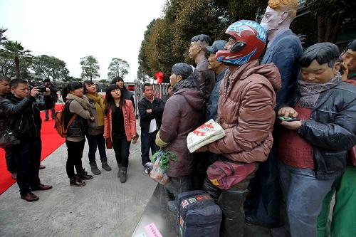 12月27日,市民在觀看雕塑作品《風(fēng)景》。新華社發(fā)(莊穎昶 攝)