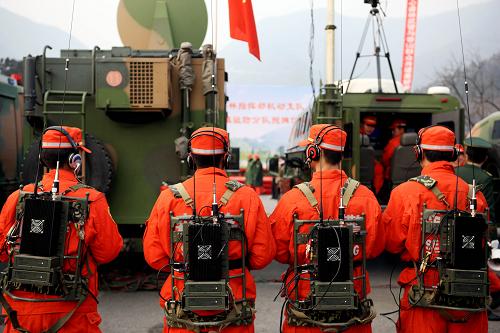 12月27日,武警森林部隊(duì)北京香山防火滅火分隊(duì)在香山林區(qū)舉行防火滅火實(shí)兵演練。新華社發(fā)(陳維奇 攝)