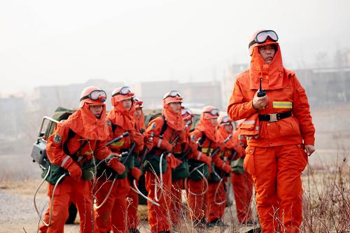 12月27日,武警森林部隊(duì)北京香山防火滅火分隊(duì)成員在香山林區(qū)集結(jié)待命。新華社發(fā)(陳維奇 攝)