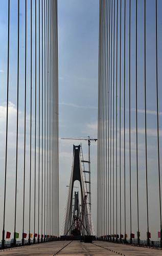 武漢二七長(zhǎng)江大橋南主跨橋面合龍(8月18日攝)。該橋?yàn)槿崩瓨?,設(shè)計(jì)長(zhǎng)度為6507米,正橋長(zhǎng)2922米,設(shè)計(jì)行車(chē)時(shí)速為80公里,雙向6車(chē)道。新華社記者 程敏 攝