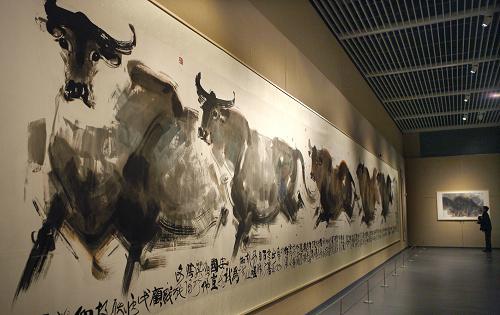 12月27日,觀眾正在觀賞書畫作品。新華社發(fā)(萬(wàn)象 攝)
