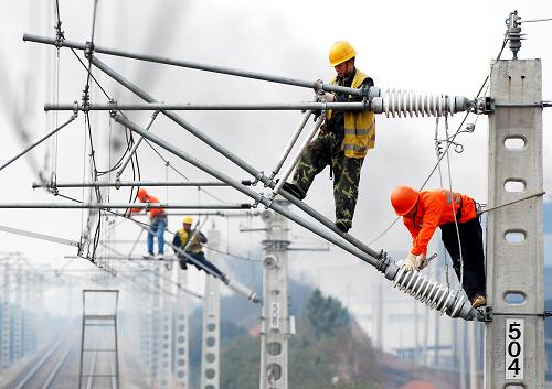 12月27日,江西南昌鐵路供電段組織技術(shù)人員對京九鐵路江西向塘至廣東東莞段電氣化改造工程(江西段)的接觸網(wǎng)進(jìn)行開通前的檢查調(diào)整。新華社發(fā)(胡國林 攝)