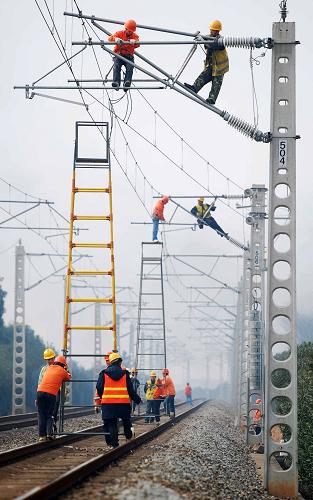 12月27日,江西南昌鐵路供電段組織技術(shù)人員對京九鐵路江西向塘至廣東東莞段電氣化改造工程(江西段)的接觸網(wǎng)進(jìn)行開通前的檢查調(diào)整。新華社發(fā)(胡國林 攝)