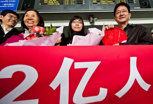 12月28日,來(lái)自印度尼西亞的游客尤利尤斯·韓(右一)幸運(yùn)的成為2011年北京第2億人次游客。當(dāng)日,北京首都國(guó)際機(jī)場(chǎng)迎來(lái)北京今年第2億人次游客——來(lái)自印度尼西亞首都雅加達(dá)的游客尤利尤斯·韓。2011年北京旅游業(yè)全年接待國(guó)內(nèi)外旅游人數(shù)首次突破2億人次,同比增長(zhǎng)15%左右;外國(guó)入境過(guò)夜游客人數(shù)首次突破500萬(wàn)人次,同比增長(zhǎng)6%左右;旅游總收入首次突破3000億元,同比增長(zhǎng)16%左右。北京年接待旅游人數(shù)首次突破1億人次是在2002年。僅僅經(jīng)過(guò)9年,北京旅游年接待人次就翻了一番,達(dá)到2億人次。新華社記者 張宇 攝
