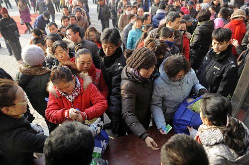 12月28日,市民在寧夏市新世紀(jì)農(nóng)產(chǎn)品批發(fā)市場免費(fèi)蔬菜發(fā)放點(diǎn)領(lǐng)取價(jià)值50元的愛心蔬菜包。新華社記者 王鵬 攝