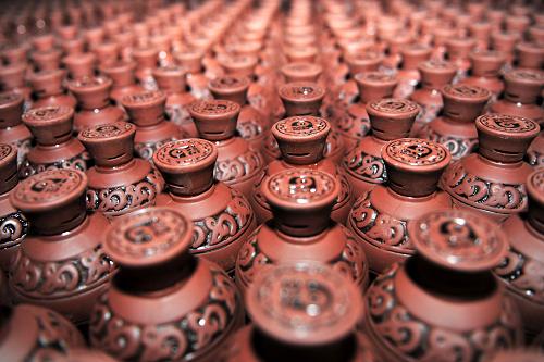 這是湖北宜昌市夷陵區(qū)稻花香白酒生產(chǎn)車間內(nèi)等待裝箱的酒瓶(2011年12月28日攝)。新華社發(fā)(張國(guó)榮 攝)