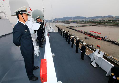 12月29日,“和平方舟”號醫(yī)院船駛?cè)胫凵侥耻姼?。新華社記者 查春明 攝