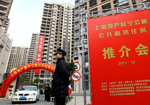 12月29日,一些看房者前來(lái)查看公租房。新華社記者 陳飛 攝