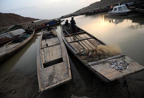 因水位下降,鄱陽(yáng)湖都昌印山水域漁民無(wú)魚(yú)可打,收網(wǎng)上岸(1月6日攝)。新華社記者 周科 攝