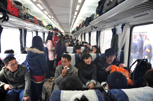 1月7日,學(xué)生在列車(chē)車(chē)廂里等候發(fā)車(chē)。 當(dāng)日,廣鐵今年春運(yùn)首趟學(xué)生專(zhuān)列T256次(廣州至鄭州)從廣州火車(chē)站發(fā)出。據(jù)了解,節(jié)前廣鐵將開(kāi)行學(xué)生專(zhuān)列10列,其中廣東地區(qū)開(kāi)行廣州東至汕頭方向5列,開(kāi)行廣州至鄭州方向2列,湖南地區(qū)開(kāi)行長(zhǎng)沙至濟(jì)南方向?qū)A?列、長(zhǎng)沙至北京西方向?qū)A?列。據(jù)廣鐵集團(tuán)統(tǒng)計(jì)數(shù)據(jù)顯示,截止到1月6日,廣鐵已發(fā)售學(xué)生票超過(guò)83萬(wàn)張。 新華社發(fā)(徐昕 攝)