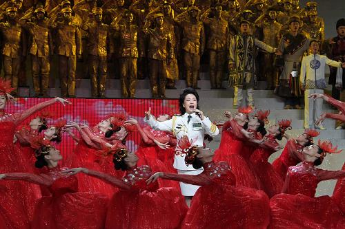 彭麗媛在2012年軍民迎新春文藝晚會的帶妝彩排中演唱《江山》(1月13日攝)。新華社記者 王建民 攝