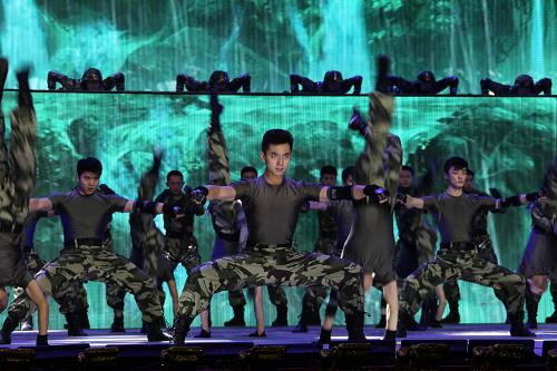 演員們在2012年軍民迎新春文藝晚會的帶妝彩排中表演舞蹈《沙場雄風(fēng)》(1月13日攝)。新華社記者 王建民攝