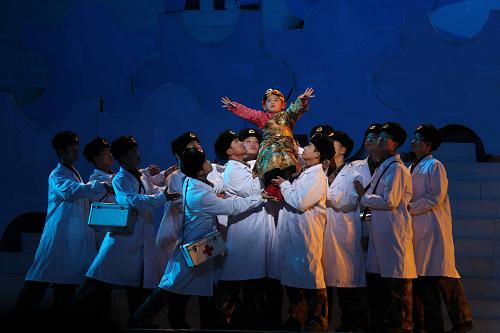 演員們在2012年軍民迎新春文藝晚會的帶妝彩排中表演情景詩報告《心蕾綻放》(1月13日攝)。新華社記者 王建民 攝