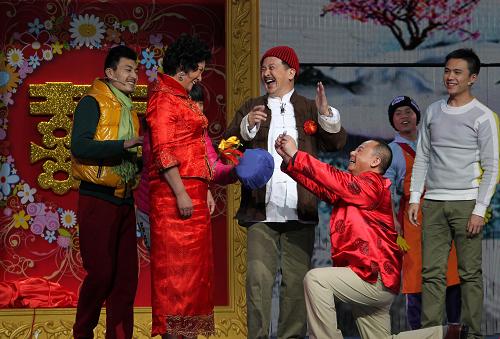 黃宏等演員在2012年軍民迎新春文藝晚會的帶妝彩排中表演短劇《老街坊新鄰居》(1月13日攝)。新華社記者 王建民攝