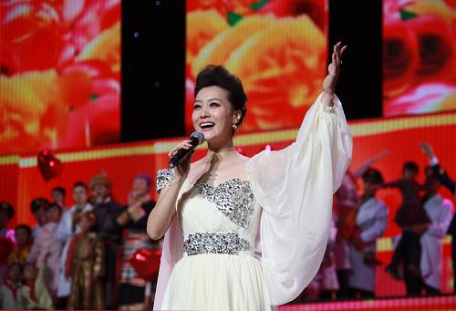 譚晶在2012年軍民迎新春文藝晚會的帶妝彩排中演唱《心心相印》(1月13日攝)。新華社記者 王建民 攝