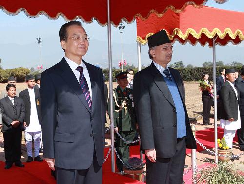 1月14日,國務(wù)院總理溫家寶抵達(dá)加德滿都,開始對(duì)尼泊爾進(jìn)行正式訪問。這是溫家寶出席尼泊爾總理巴特拉伊舉行的歡迎儀式。新華社記者 劉衛(wèi)兵 攝