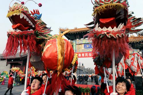 1月15日,一支女子舞龍隊(duì)在楊柳青民俗文化旅游節(jié)開幕式現(xiàn)場(chǎng)表演。當(dāng)日,第九屆天津楊柳青民俗文化旅游節(jié)在以年畫聞名的楊柳青鎮(zhèn)開幕。本屆民俗文化旅游節(jié)以“賞民俗游古鎮(zhèn)、畫年畫聽堂會(huì)、放焰火品小吃、逛花燈賽花會(huì)、買年貨過大年”為主題,活動(dòng)將持續(xù)至2月10日。新華社發(fā)(王鯤 攝)