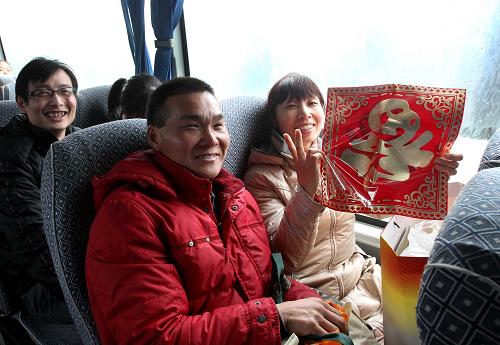 1月15日,在開往四川方向的大巴車上,來自南充的老鄉(xiāng)展示獲贈節(jié)日禮包里的“福”字。當(dāng)日,上海舉行“平平安安送回家 紅紅火火過大年——上海歡送農(nóng)民工返鄉(xiāng)志愿服務(wù)活動”。開往安徽、湖北、四川、河南的14輛大巴專車滿載700多名農(nóng)民工及其家人,踏上返鄉(xiāng)之路。主辦方還向農(nóng)民工兄弟們發(fā)放節(jié)日禮包,讓他們把節(jié)日的祝福和關(guān)愛帶回家。新華社記者 劉穎 攝