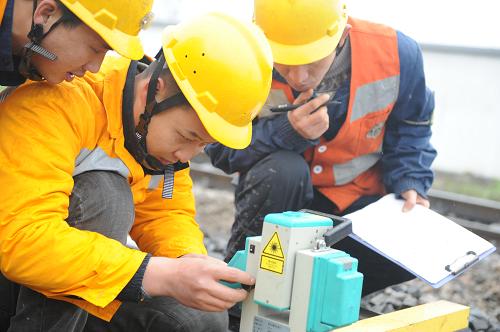 1月14日,在貴陽供電段二道巖接觸網工區(qū),工作人員在提取電力參數數據。新華社發(fā)(胡左高 攝)
