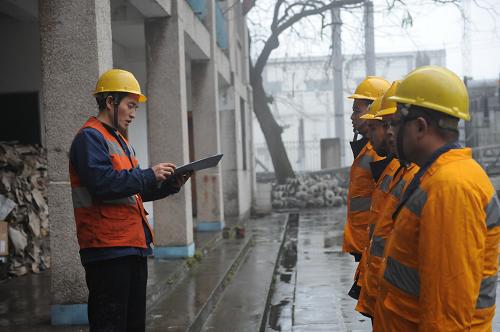 1月14日,在貴陽供電段二道巖接觸網工區(qū),工作人員在進行出工前的點名。新華社發(fā)(胡左高 攝)
