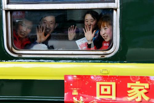1月15日,農(nóng)民工在遼寧大連火車站乘坐大連至佳木斯的L833次農(nóng)民工專列。當(dāng)日,遼寧省大連市2012年春運(yùn)農(nóng)民工返鄉(xiāng)專列正式啟動(dòng),大連至佳木斯的L833次首列農(nóng)民工專列從大連站開出,1200多名外來務(wù)工人員順利踏上返鄉(xiāng)路。1月15日至20日,大連火車站將每天增開農(nóng)民工專列,預(yù)計(jì)春運(yùn)期間共增開農(nóng)民工專列56列。新華社發(fā)(呂文正 攝)